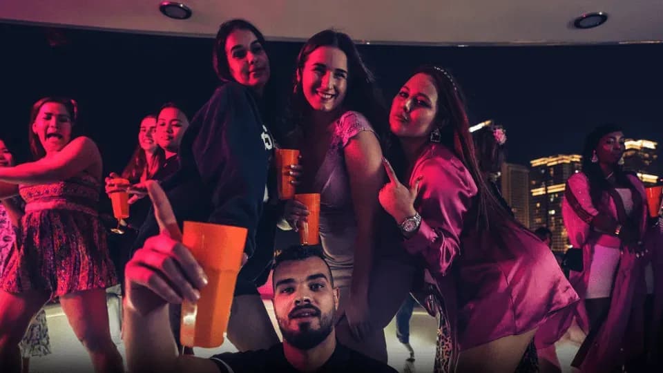 Evening 4 Hour Yacht Cruise with Unlimited Drinks - Image 1